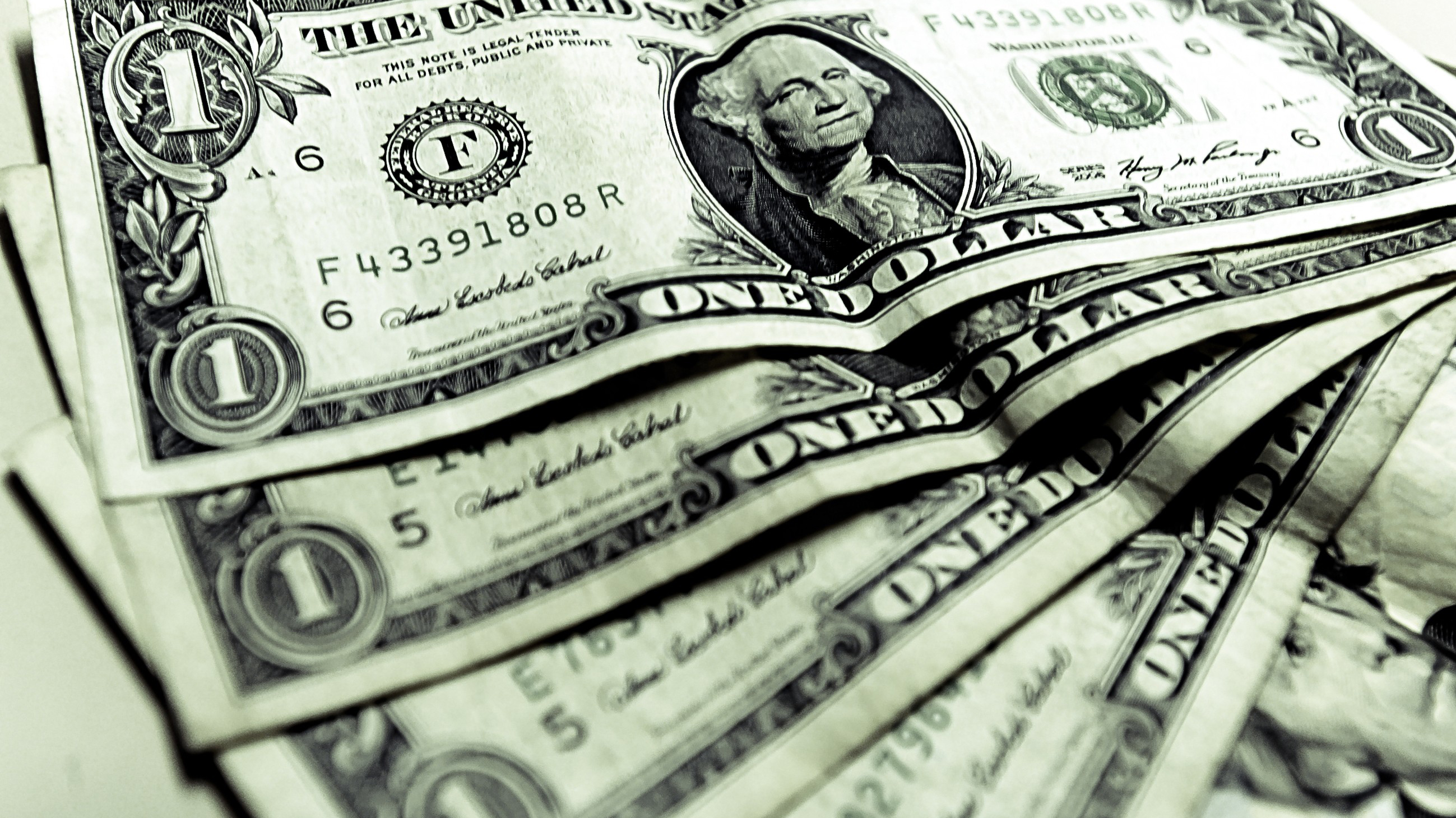 Dólar alcanza 18.15 pesos a la venta en bancos de la capital del país