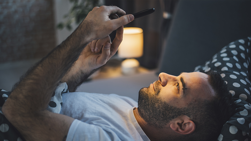 Uso del celular durante noche y madrugada provoca trastornos del sueño