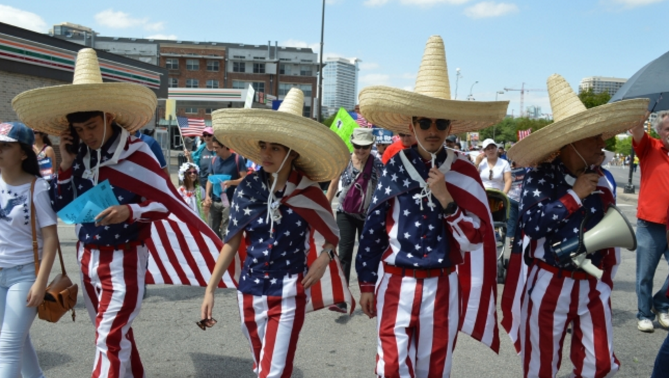 Miles de inmigrantes marchan en Dallas en demanda de sus derechos