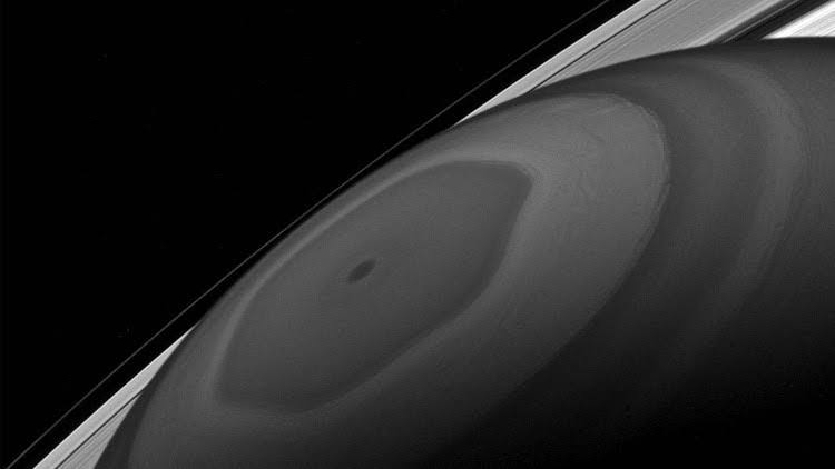 NASA difunde imágenes de la nave Cassini en su paso por Saturno