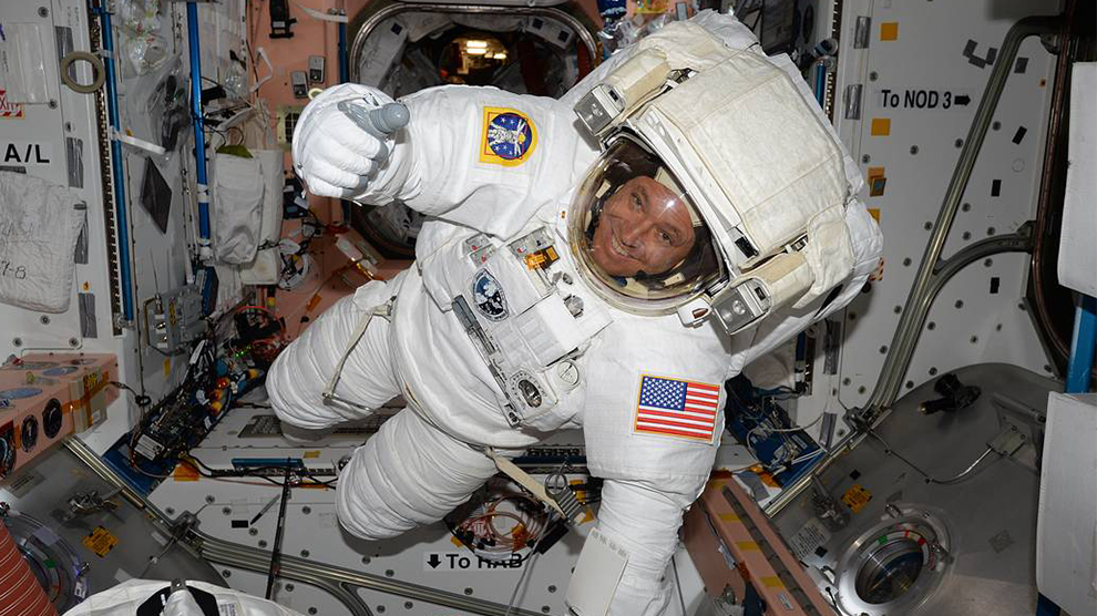 Astronautas dan una caminata espacial