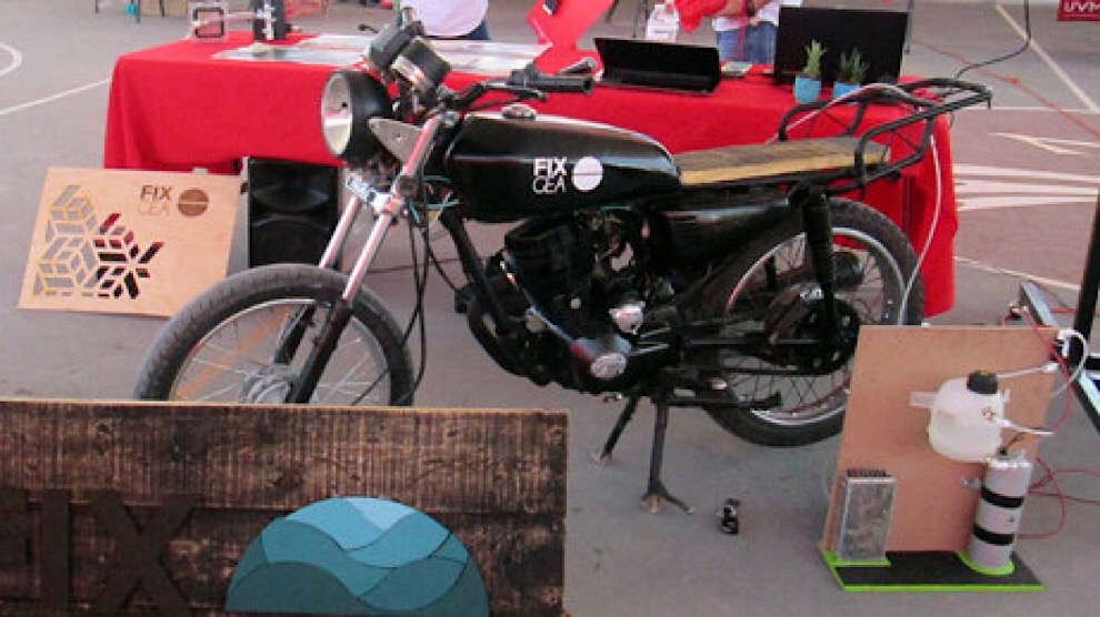 Egresados de la UVM prueban sistema de alimentación y ahorro de combustible en motos