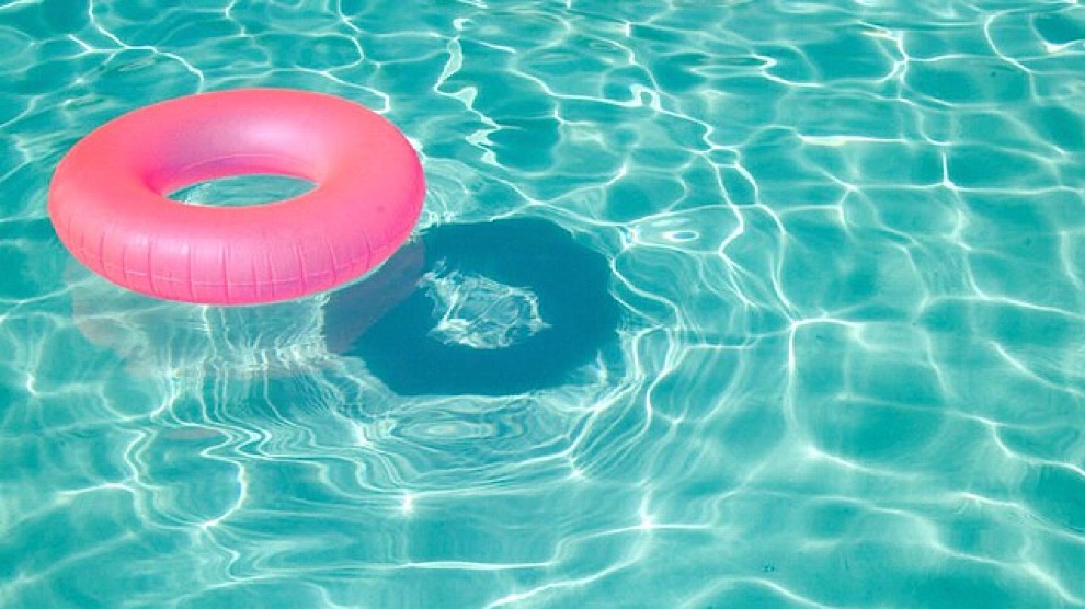 Riesgos al nadar en aguas contaminadas durante las vacaciones
