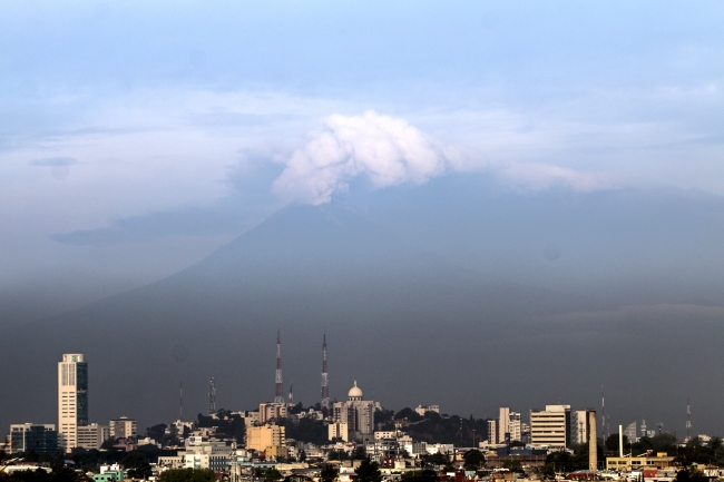 Cae ceniza del Popocatépetl en poblados del Estado de México y Morelos