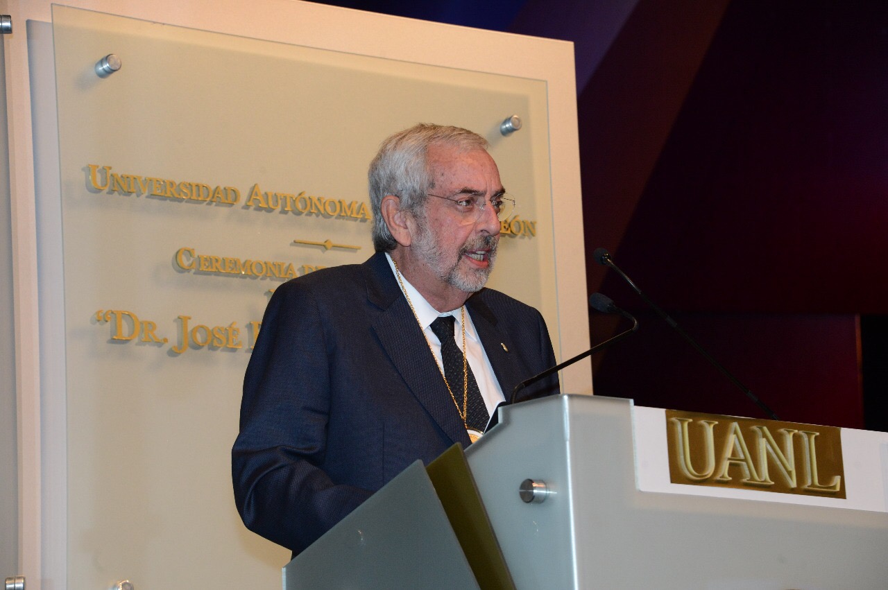 Otorgan a Graue medalla Doctor José Eleuterio González de la UANL
