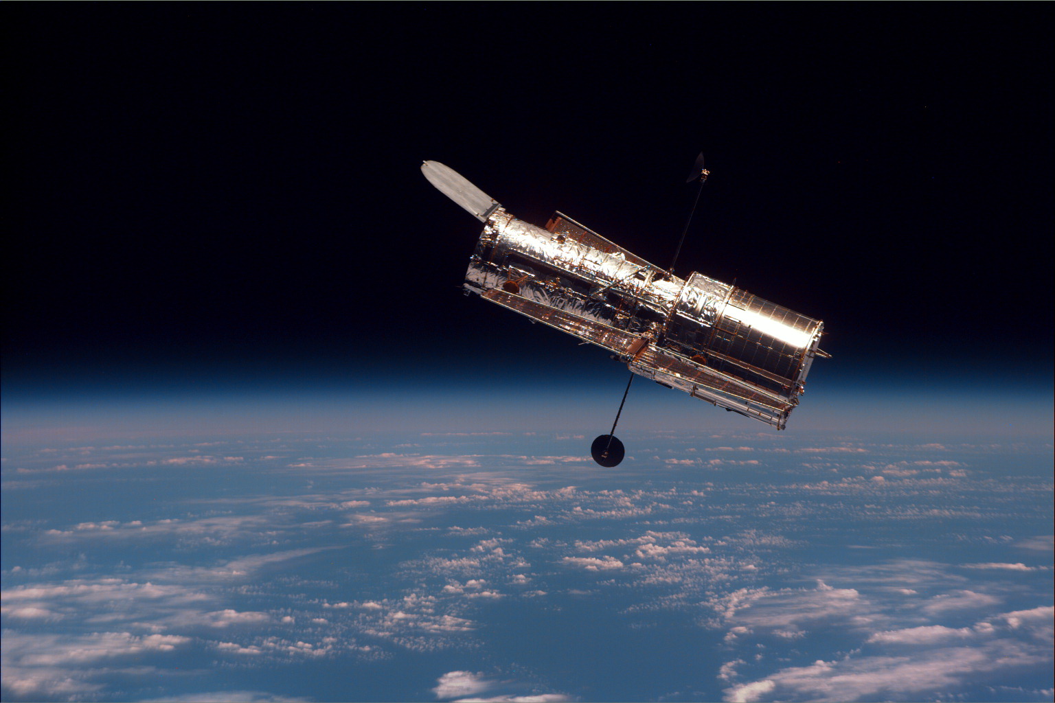 Telescopio Hubble descubre exoplaneta que “nieva” protector solar