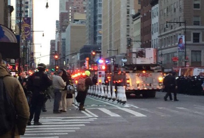 Investigan explosión en principal terminal de autobuses de Nueva York