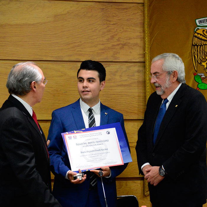 El premio “Ingeniero Manuel Franco López”, a alumno con 9.93 de promedio, de la Facultad de Ingeniería