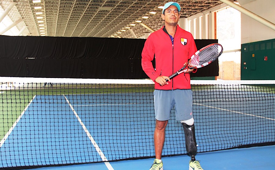 IBERO diseña, fabrica y entrega prótesis a tenista paralímpico