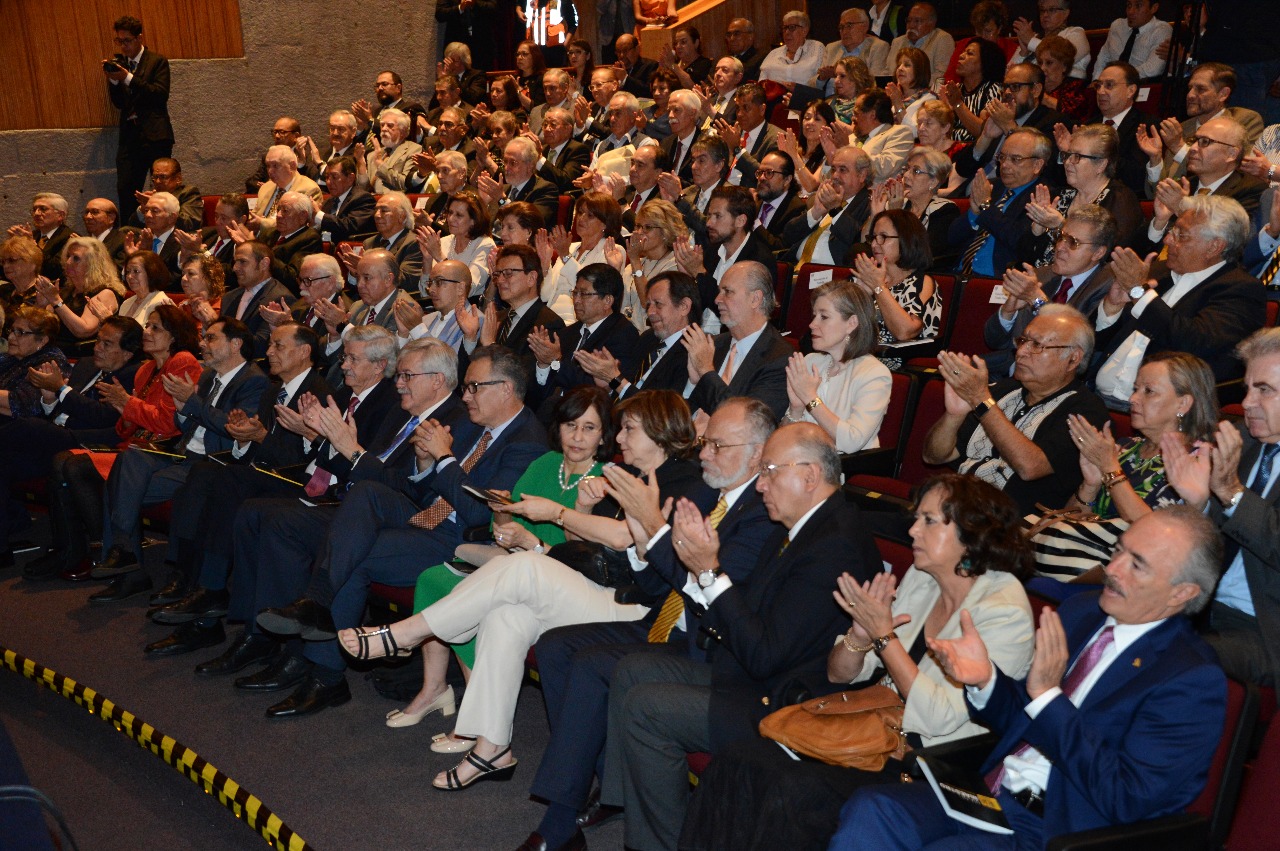 Pese al entorno adverso, la UNAM está de pie, en paz, con la mirada en el futuro gracias a sus docentes: Graue