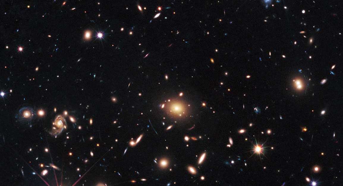 Telescopio Hubble observa cúmulo de galaxias