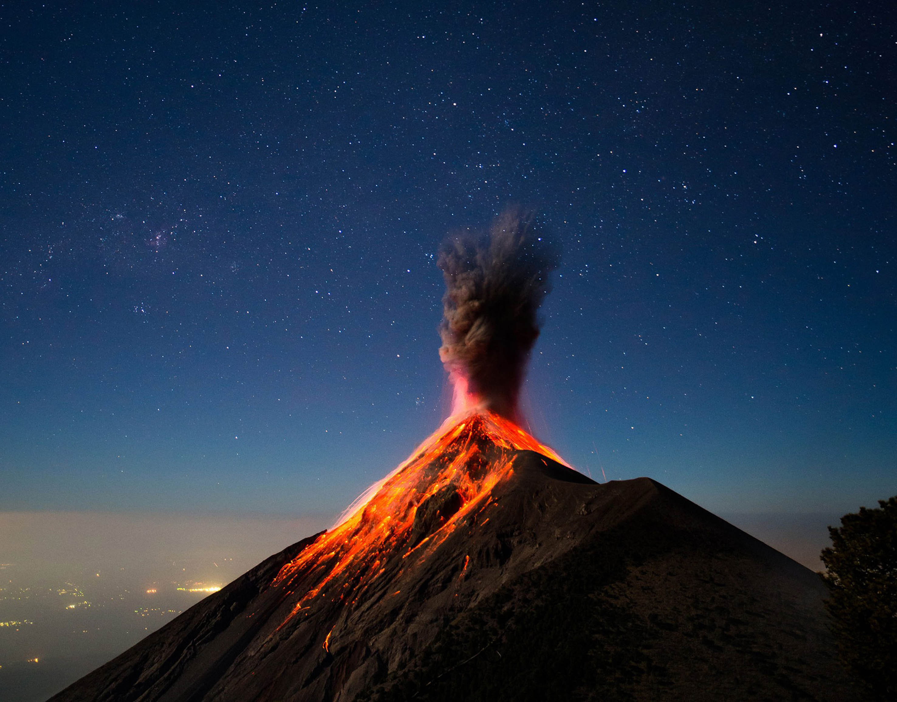 Guatemala agradece a la UNAM apoyo científico tras erupción del Volcán de Fuego
