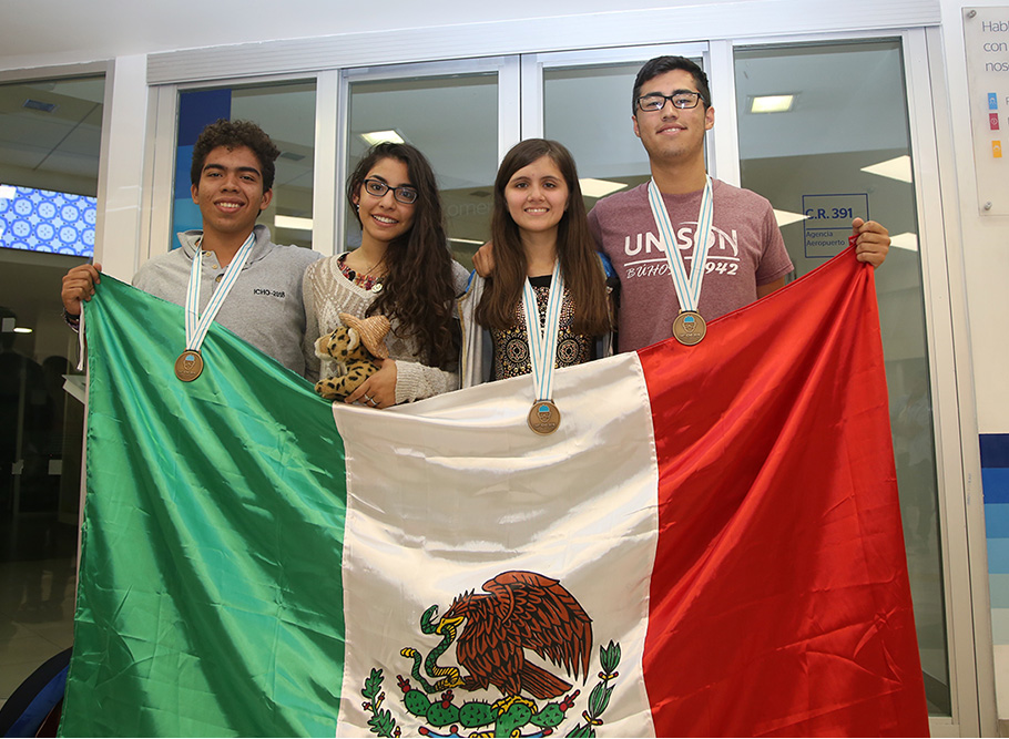 Equipo mexicano regresa de Olimpiada Internacional de Química con tres bronces