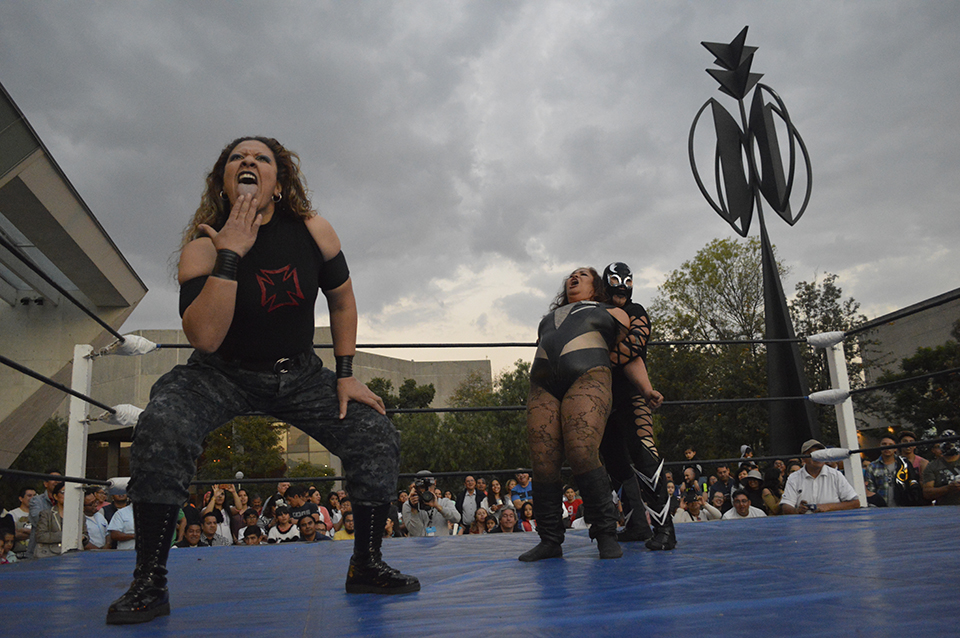 Luchadoras celebran en la UNAM el 32º aniversario de la Lucha Libre Femenil en la Ciudad de México