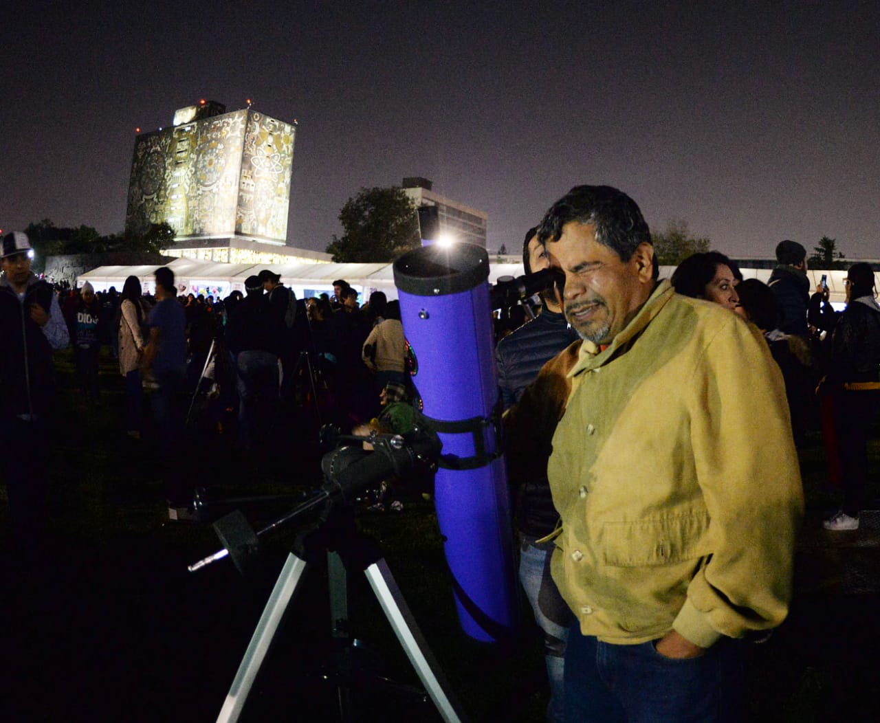 Miles de asistentes en 100 sedes en el país celebraron la Noche de las Estrellas de la UNAM