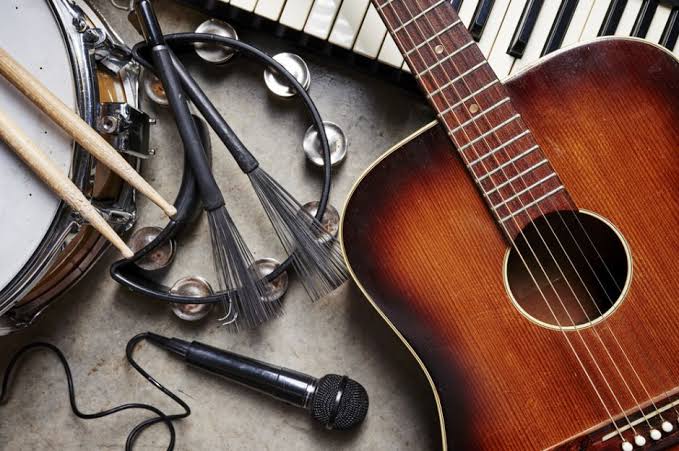 Tocar un instrumento o cantar previene problemas cerebrales de la vejez