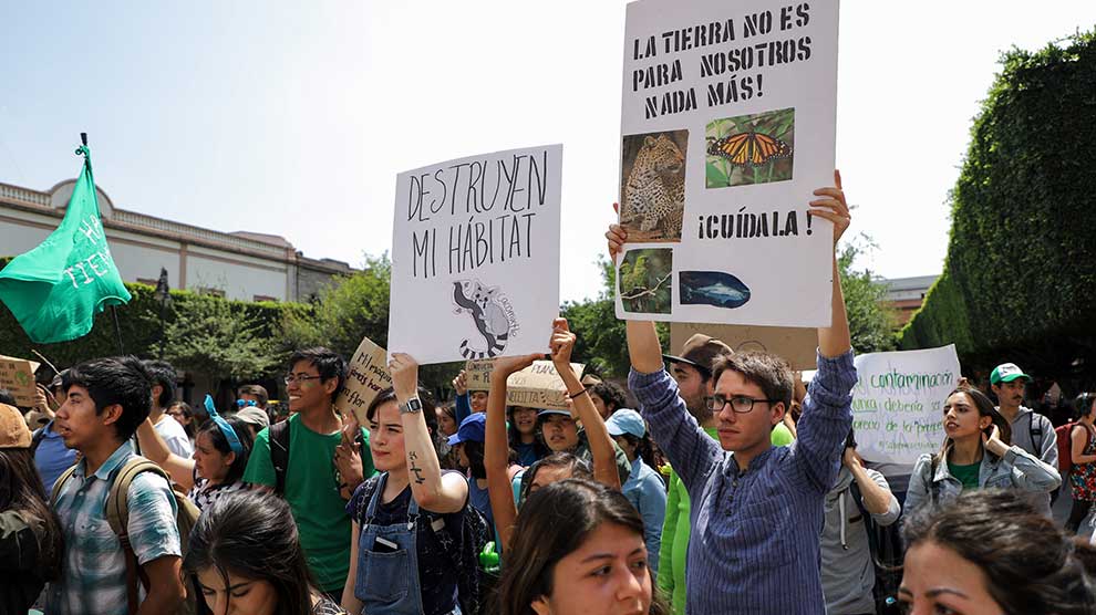 Marchan universitarios por políticas ambientales urgentes contra cambio climático