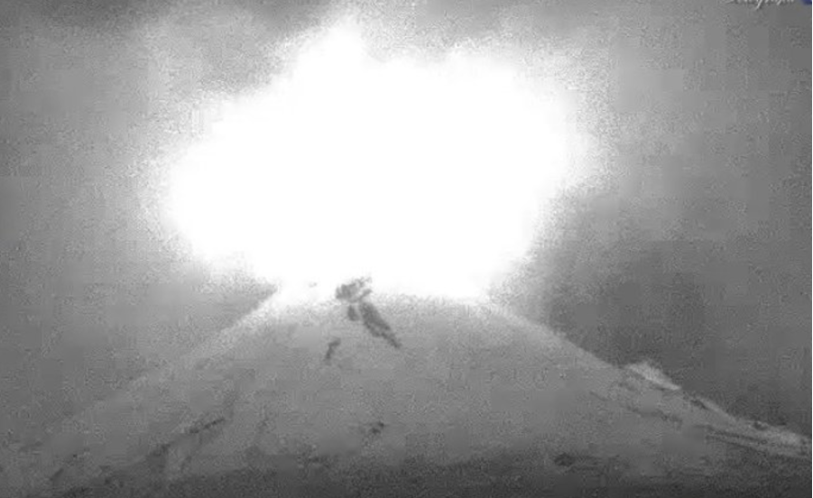 Popocatépetl con incandescencia y cubierto de nieve