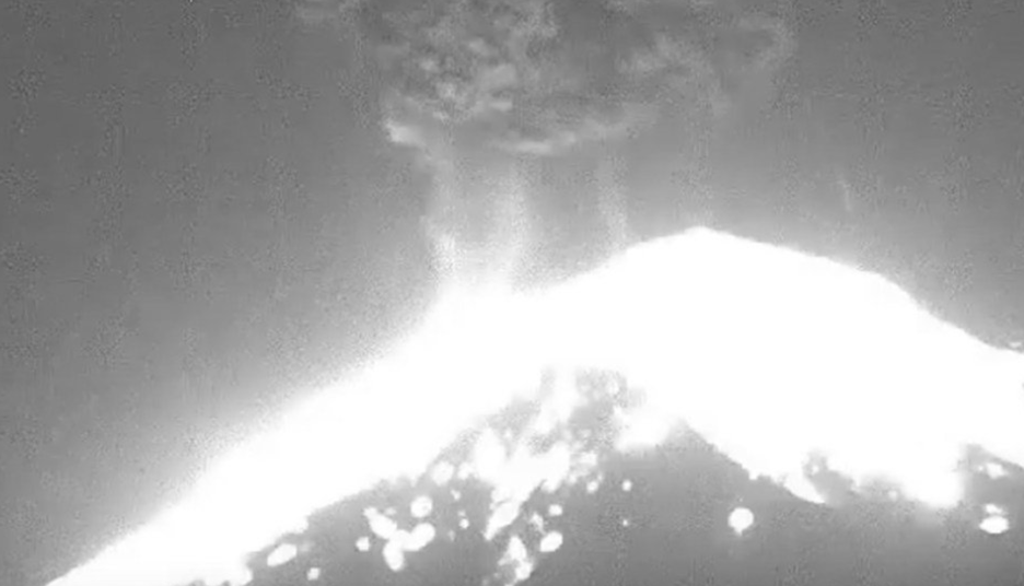 Nueva explosión del Popocatépetl con material incandescente y ceniza