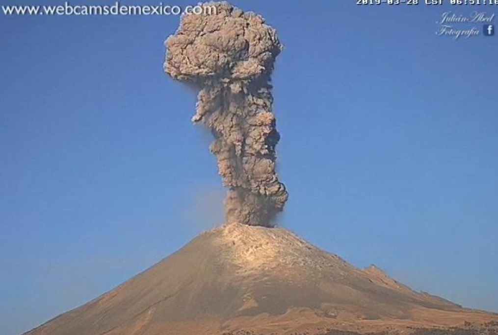Popocatépetl amanece con espectacular fumarola
