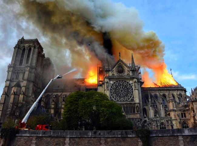 Colapsa aguja de la joya gótica de la catedral de Notre Dame