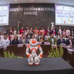 robot2-humanoide-deleitó-niños-parlamento-infantil-UNAMglobal