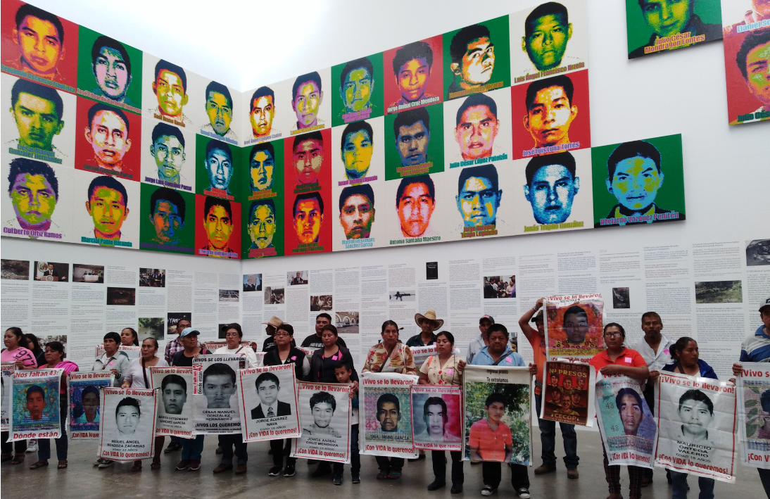 Padres y madres de Ayotzinapa visitan el MUAC