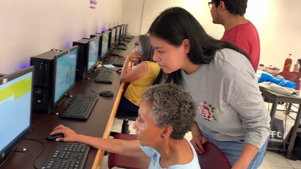 La UNAM promueve la inclusión digital con adultos mayores