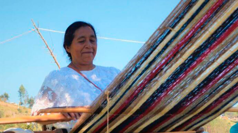 Antropólogo de la UNAM produce documental en náhuatl para visibilizar a tejedoras indígenas