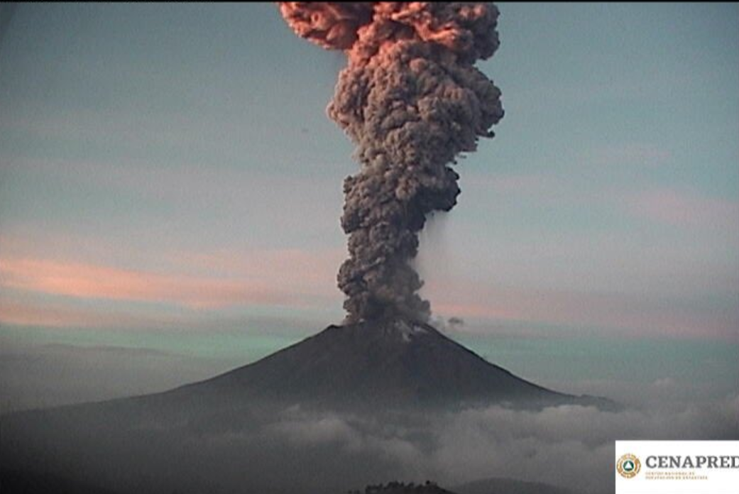 Amanece Popocatépetl con explosión y fumarola de entre 4 y 5 km