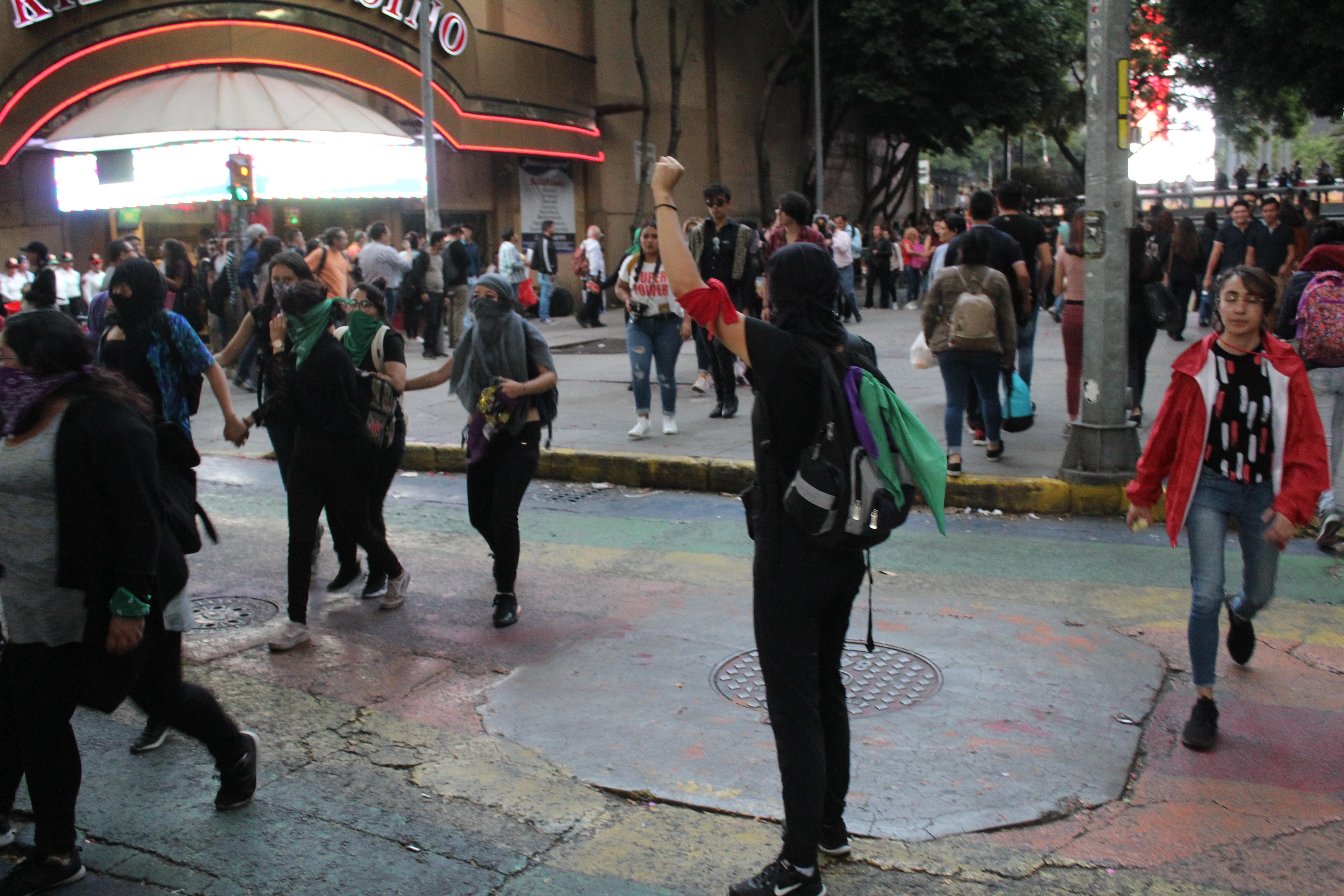 pañuelos4-verdes-violencia-mujeres-feministas-UNAMglobal