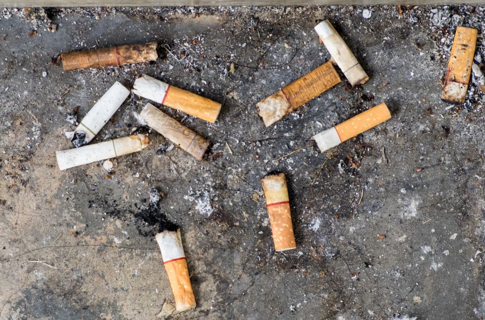 Colillas de cigarro contaminan más que popotes