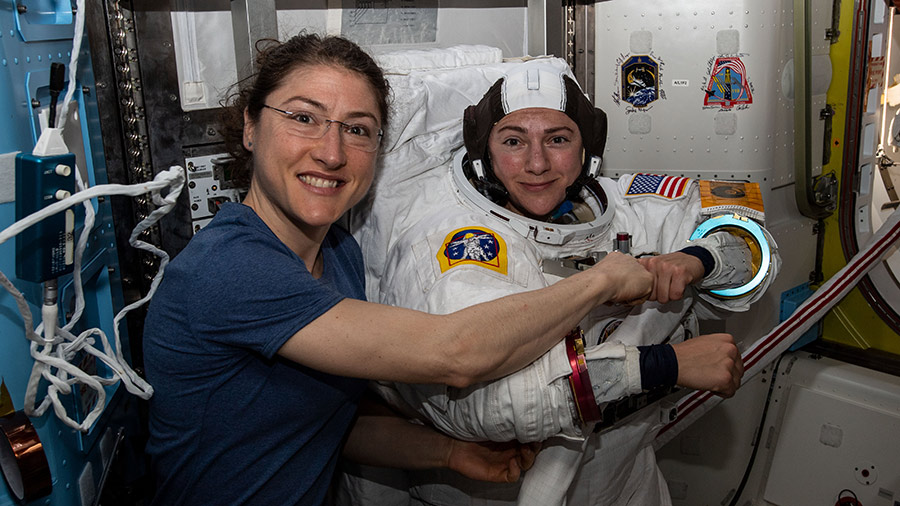 Primer caminata espacial de mujeres en la luna, en vivo