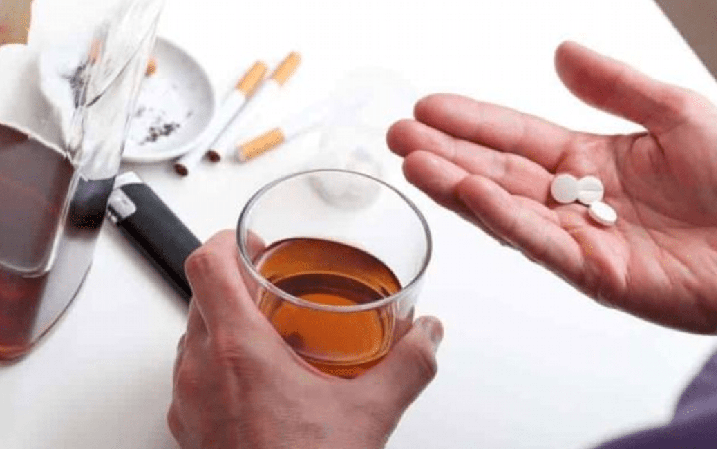 Mezclar bebidas alcohólicas y medicamentos, altera ritmo cardíaco