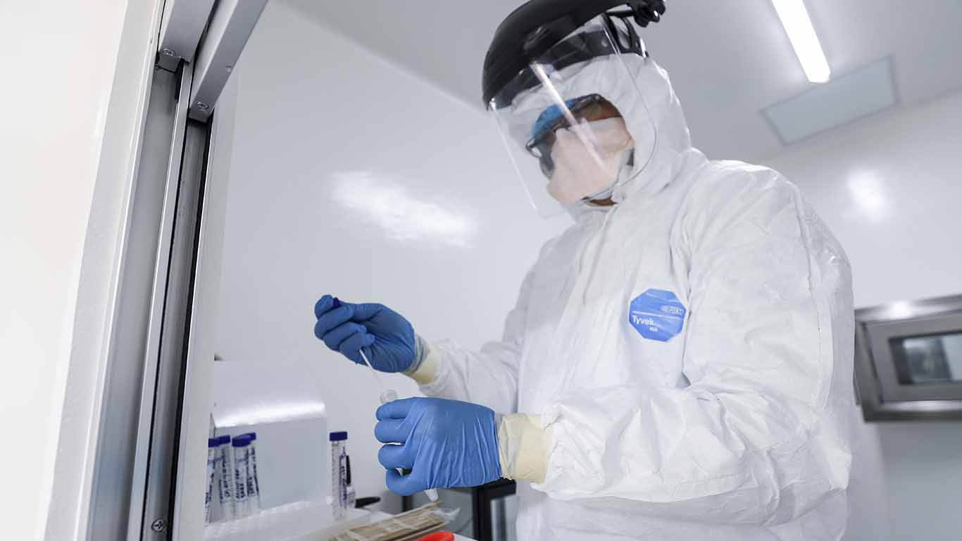Detecta UAQ en sus pruebas aumento de personas con anticuerpos de SARS CoV-2