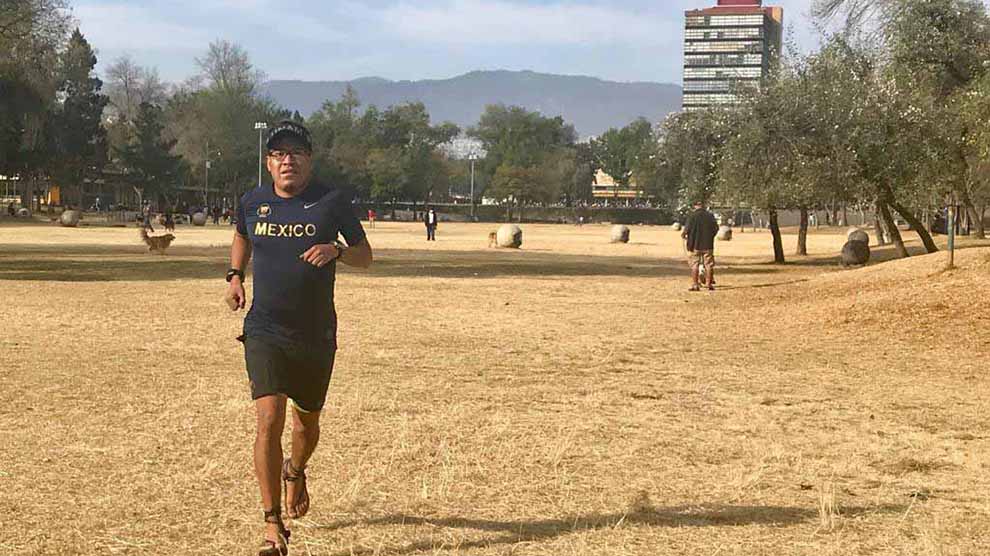 Maratonista de la UNAM lanza reto para correr en sandalias rarámuri