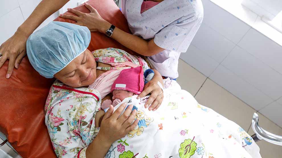Separar a los recién nacidos de las madres con COVID-19 supone un grave riesgo para los bebés