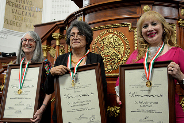 Reciben la Medalla al Mérito en Ciencias 2021 Ing. Mario Molina tres destacados universitarios