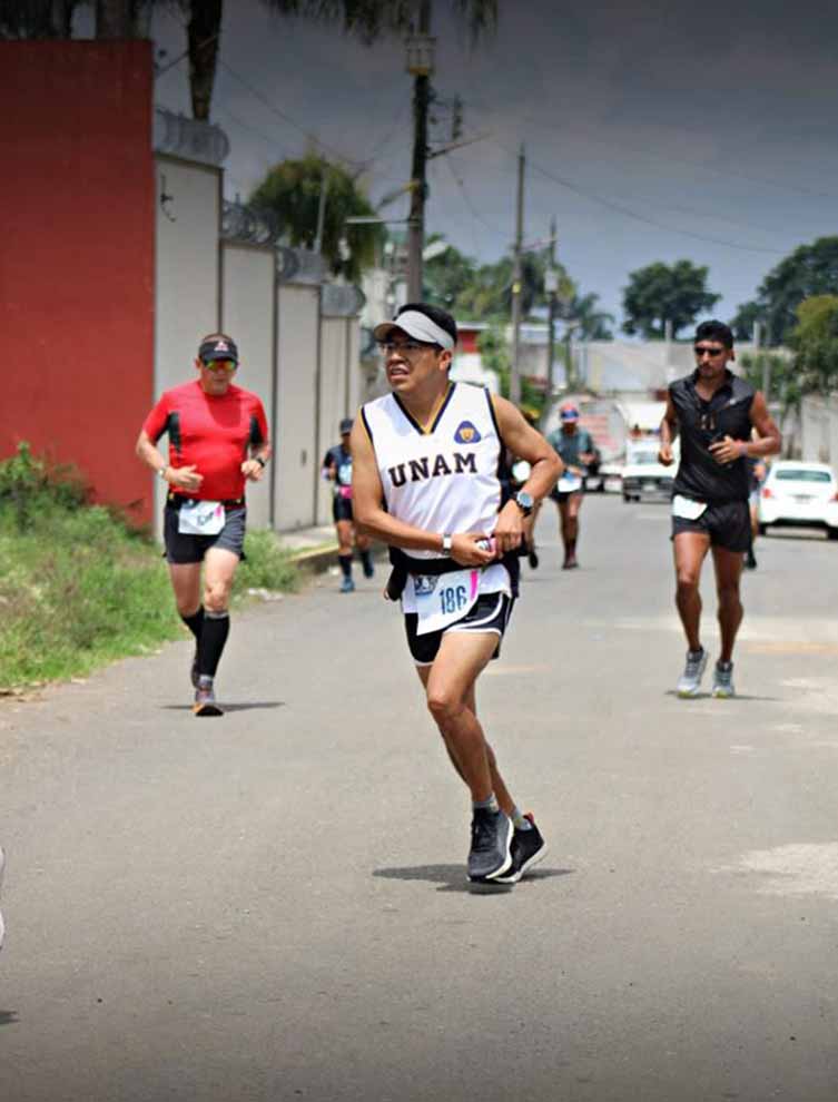 Ultramaratonista de la UNAM conquistó el Backyard Salvaje 2022 y recorrió más de 800 kilómetros en 36 días