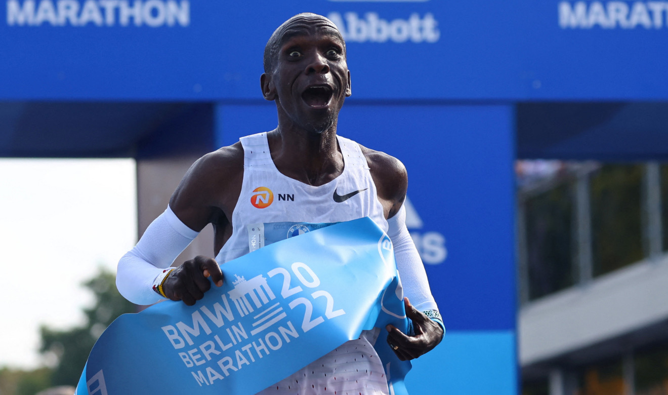 Ningún ser humano tiene límites: Kipchoge, nuevo récord en maratón