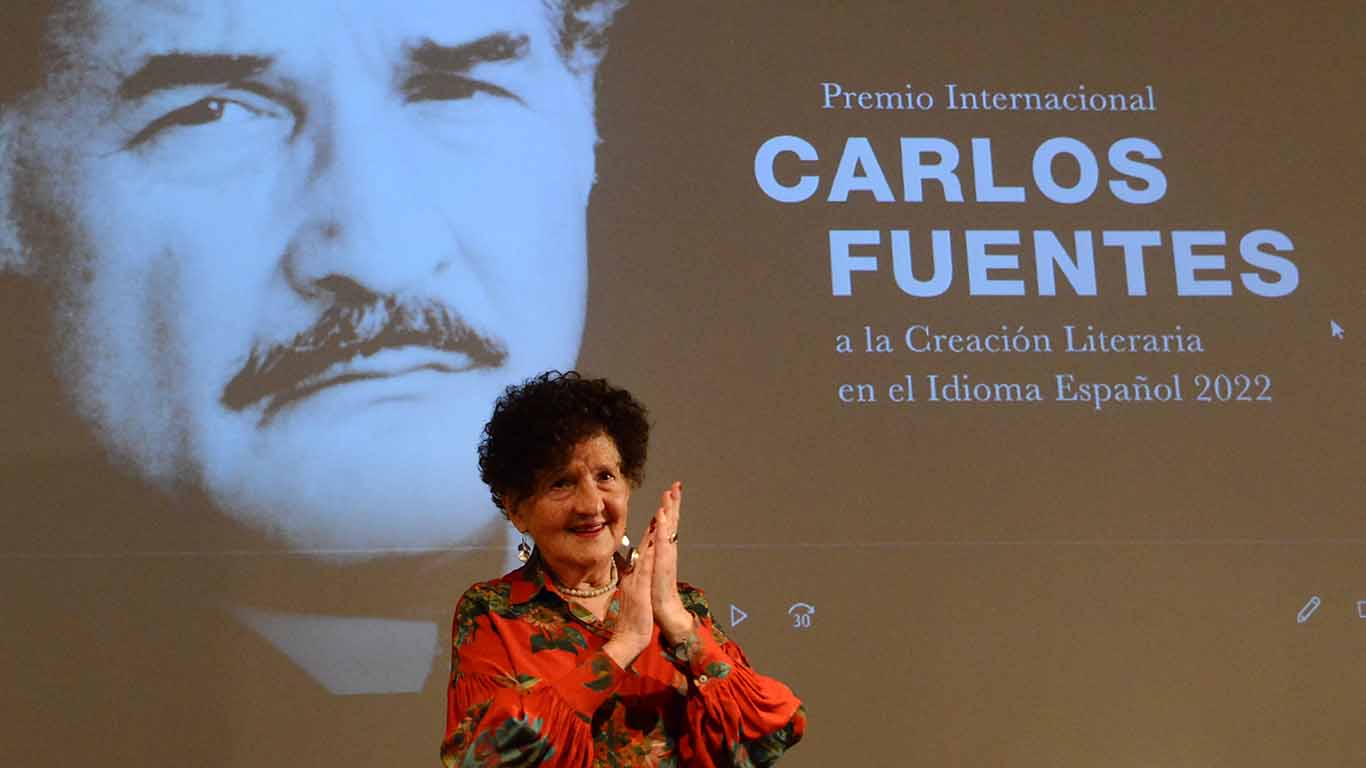 Recibe Margo Glantz el Premio Internacional Carlos Fuentes