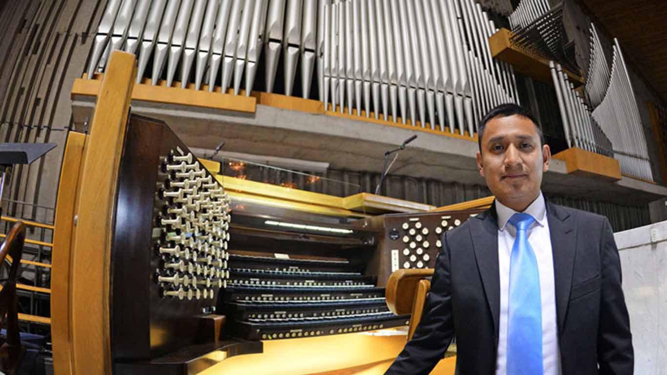 Benjamín Paredes, universitario que toca el órgano monumental en la Basílica de Guadalupe