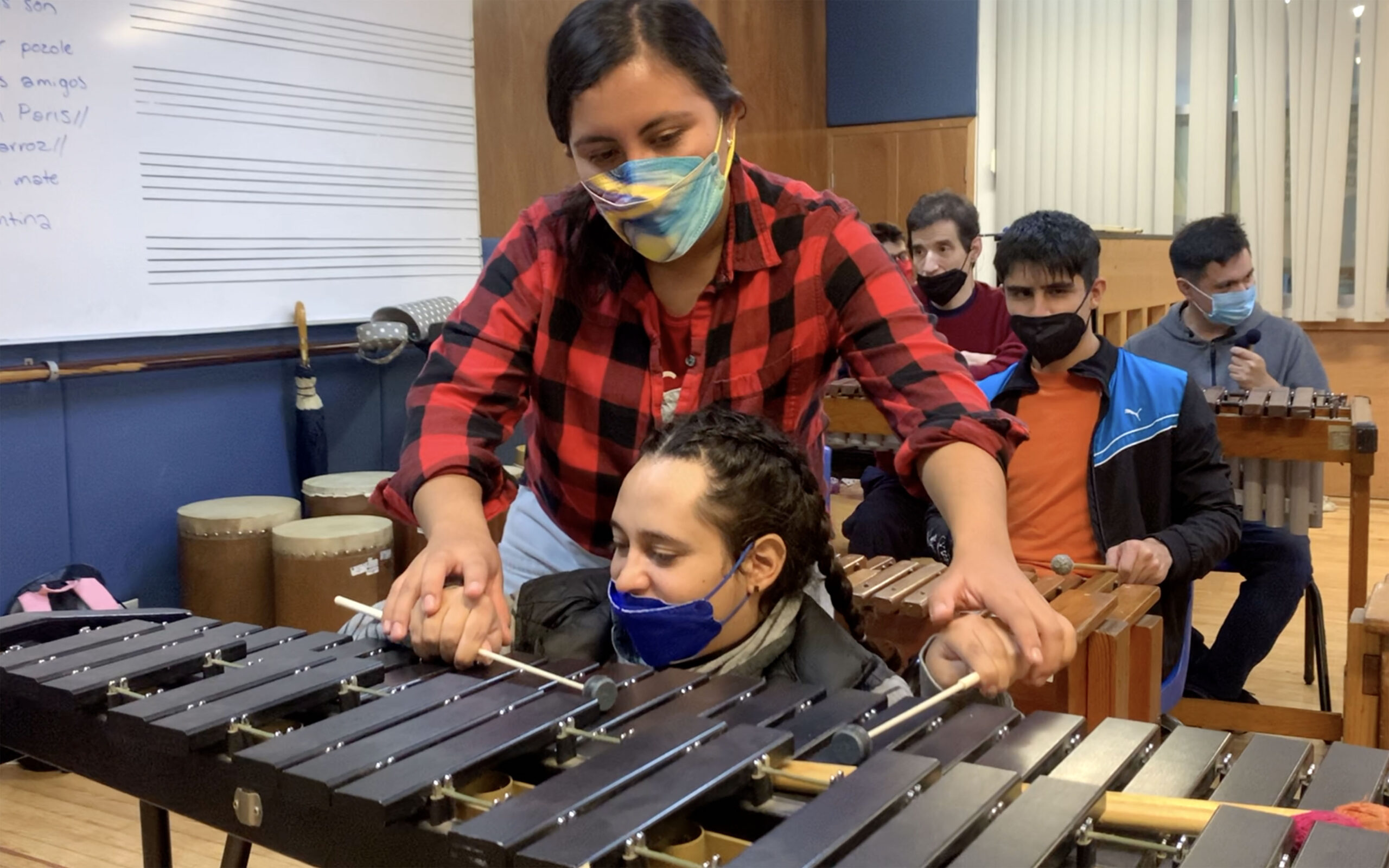 Personas con discapacidades reportan mejorías con musicoterapia de la UNAM