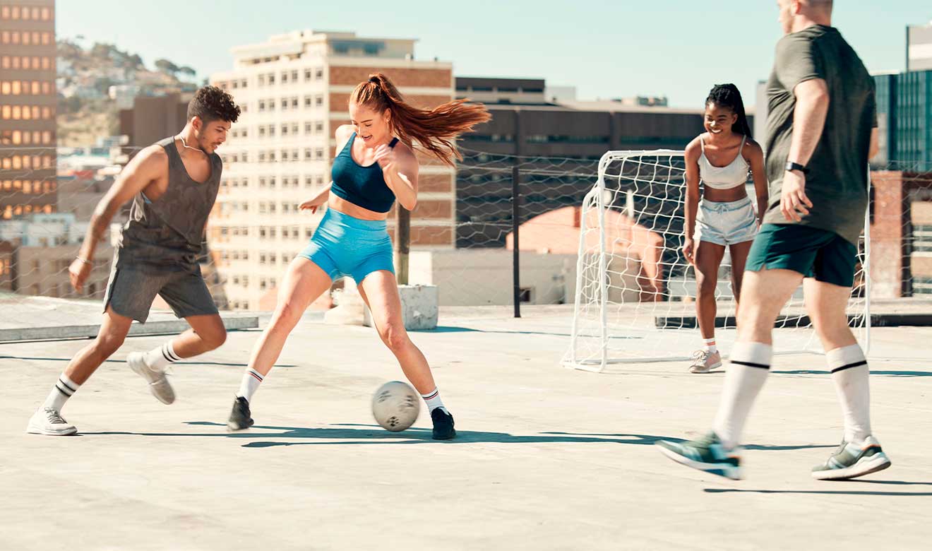Pueden las mujeres y hombres practicar futbol juntos? | UNAM Global