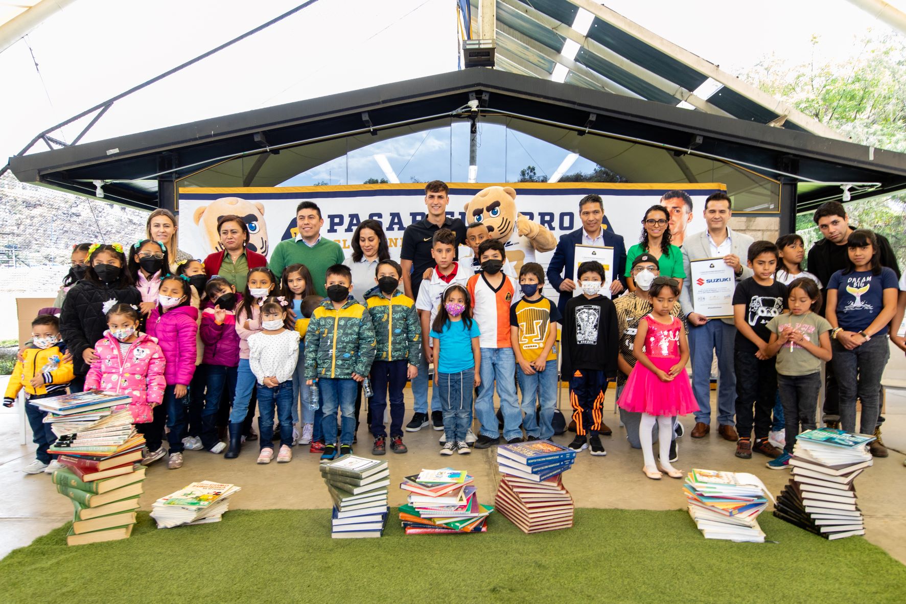 Pumas concluye campaña de donación de libros