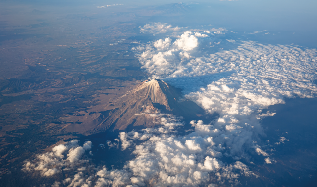 Una vista aérea panorámica del Popocatépetl, el segundo pico más alto de México.