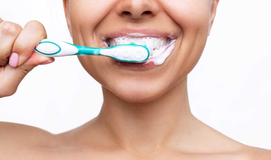 Es recomendable lavar los dientes con agua oxigenada? - UNAM Global