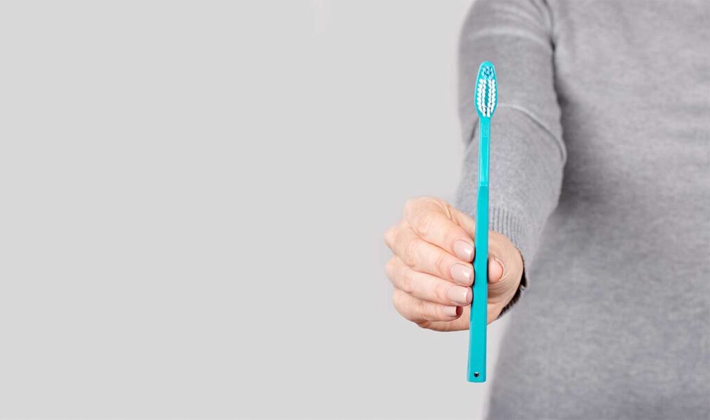 La vida útil de un cepillo dental puede variar de uno a tres meses, dependiendo de la salud bucal del individuo