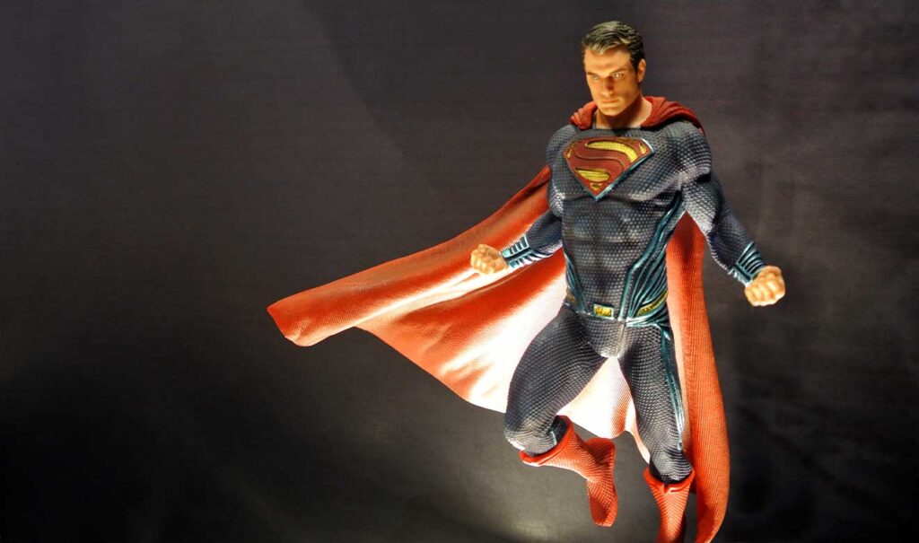 Superman se erige como una figura mítica comparable a Hércules, un semidiós de la antigüedad clásica, presentando cualidades de indestructibilidad y una vocación protectora hacia los demás, además de encarnar valores contemporáneos como la libertad y el amor por la familia.