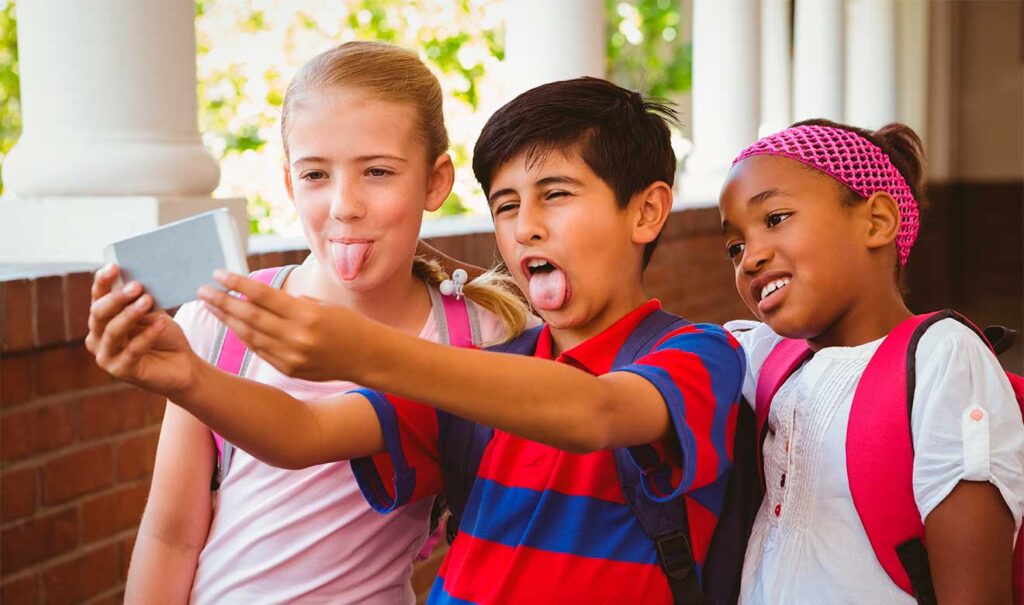 La digitalización de la sociedad ha cambiado la forma en que los menores de edad se comunican y socializan, convirtiendo las redes sociales en un espacio común para ellos.